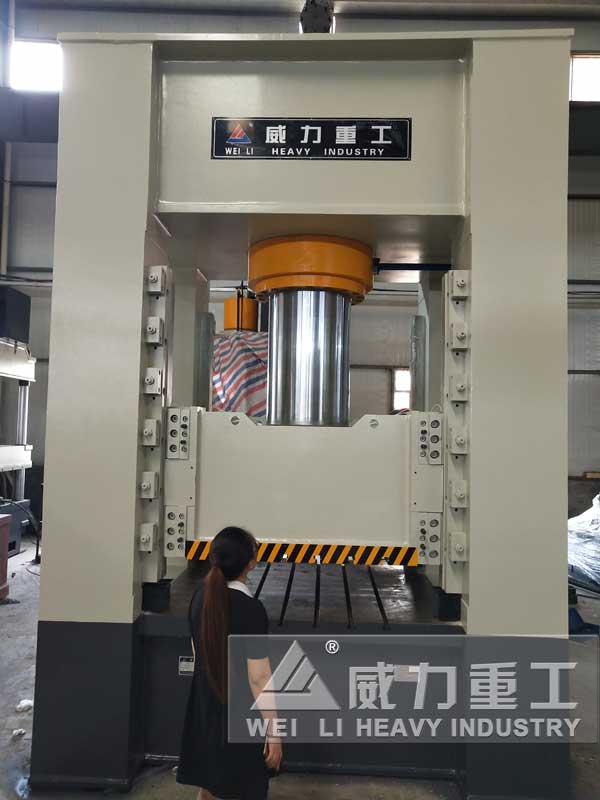 800噸框架式油壓沖床圖片
