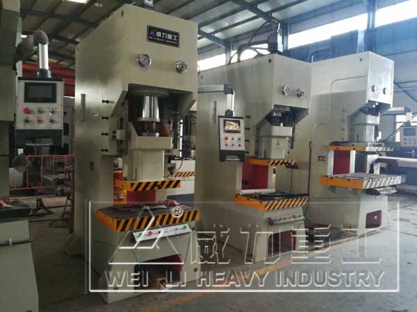 液壓沖床車間現貨圖