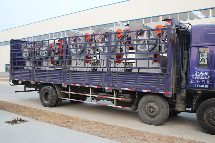     天津麥瑞特門業(yè)46臺沖壓機床產(chǎn)品發(fā)貨裝車展示圖